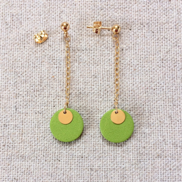 Boucles d’oreilles « Cantabile » dorées, cuir vert pomme