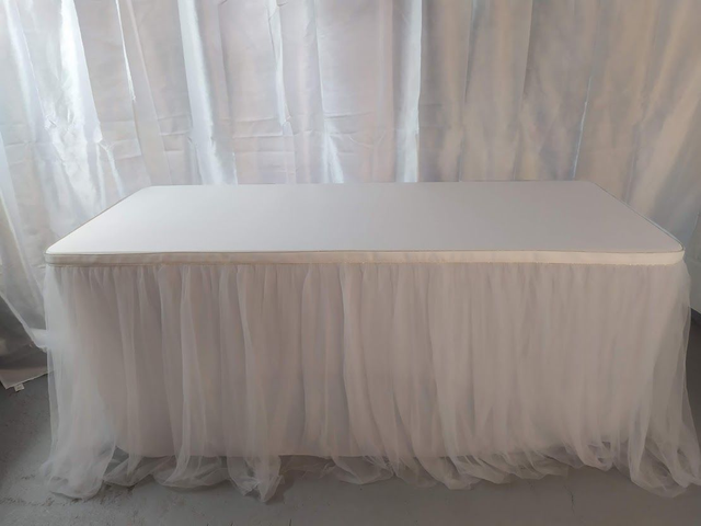 Table et sa nappe en tulle