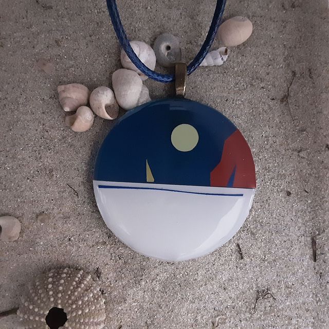 Pendentif rond collection maritime décor mer blanche bateau et falaise