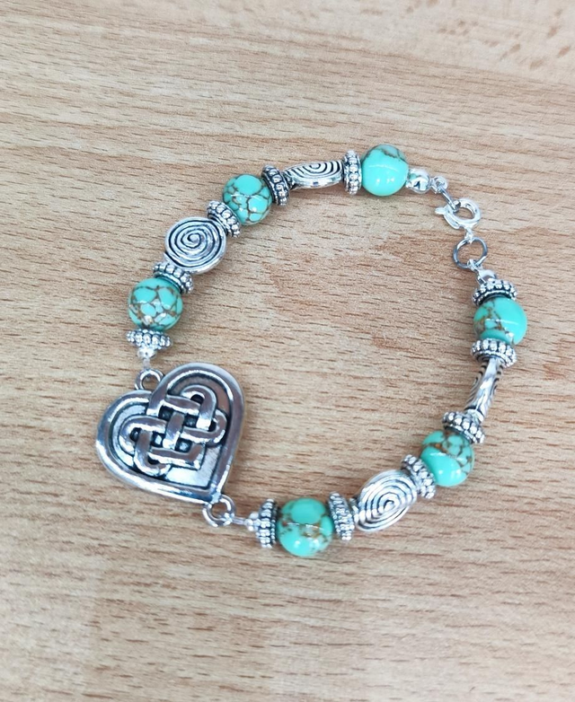 Bracciale cuore con perline verdi