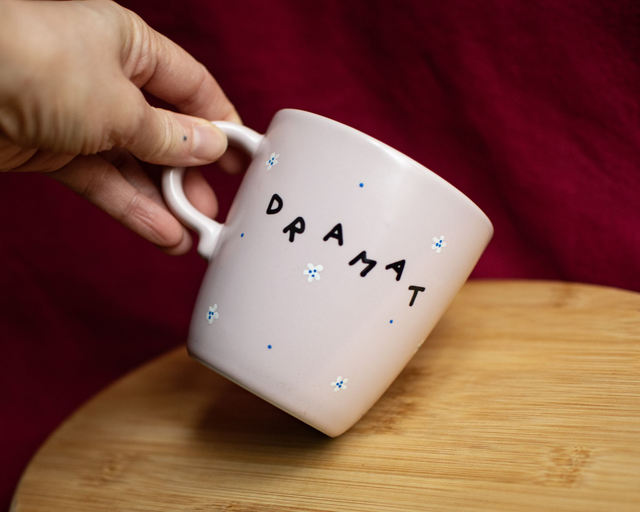 Duży różowy kubek "dramat"