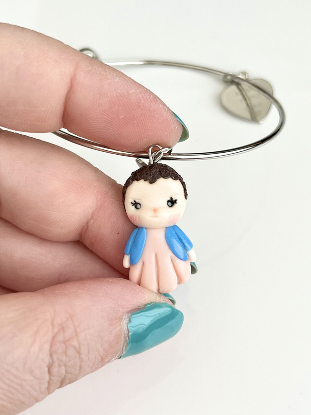 Bracciale rigido in acciaio inox con bambolina fan art in stile chibi