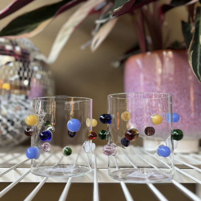 Glas met gekleurde bolletjes