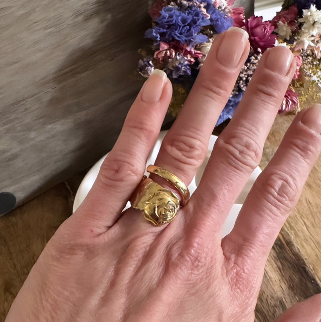 Bague dorée fleurie