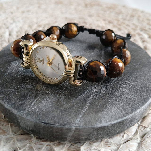 Dames horloge goudkleurig met Tijgeroog – Smalle handgeknoopte band (1.320)