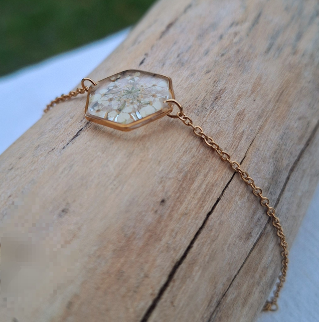 Bracelet doré hexagonal · Fleurs séchées 