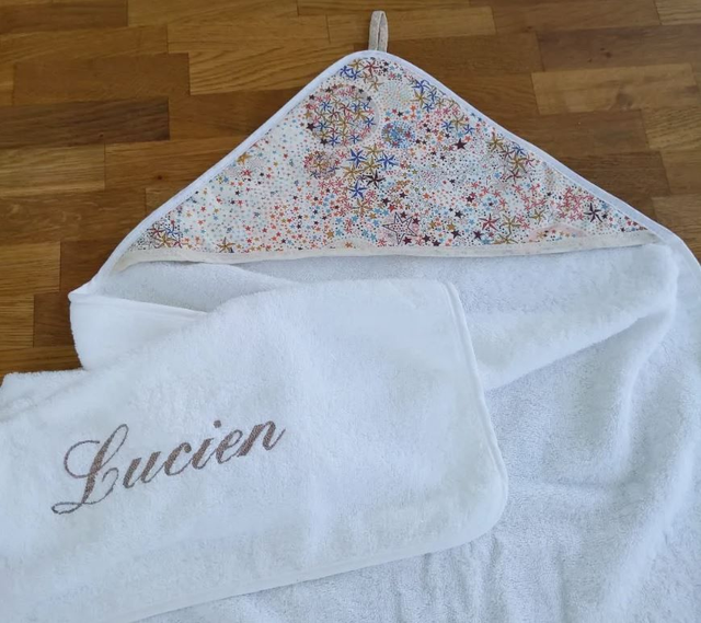0PTION BRODERIE du prénom sur Cape de bain