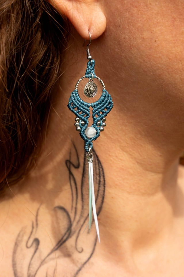 Boucles d&#039;oreilles en micro-macramé bleu canard, perles Pierre de Lune 