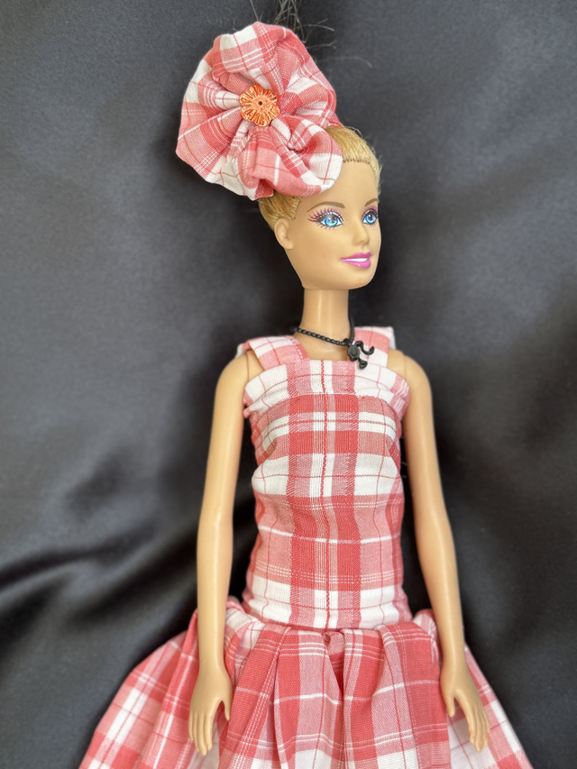 Poupée – Robe en tissu à carreau & Coiffe assortie - Fait main