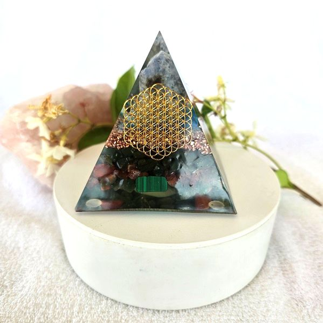 Orgonite pyramide fleur de vie doré hexagonale et sodalite 