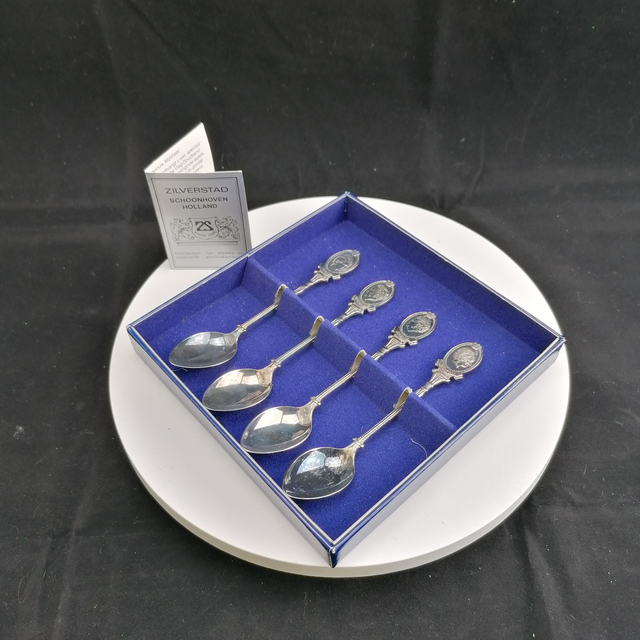 Zilverstad | Set van 4 zwaar verzilverd bewerkte 'Vier Nederlandse Koninginnen' lepeltjes in Origineel blauwe doos Echtheidsbewijs | Vintage