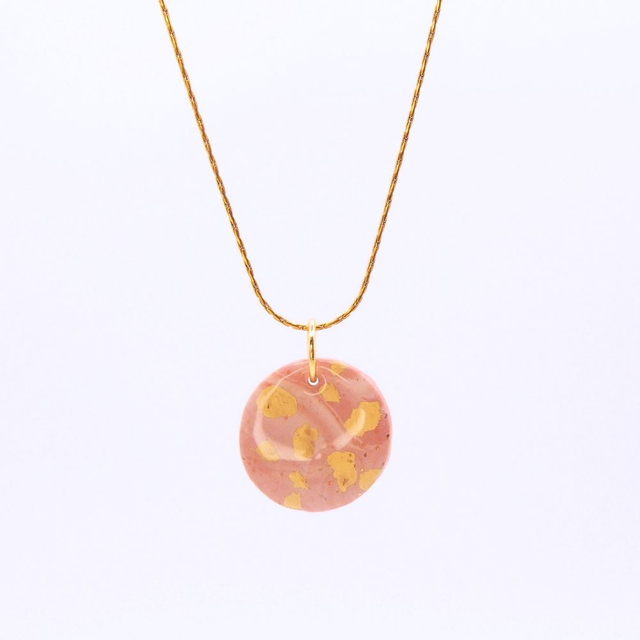 Collier bohème pendentif marbré rose pâle et doré fait main