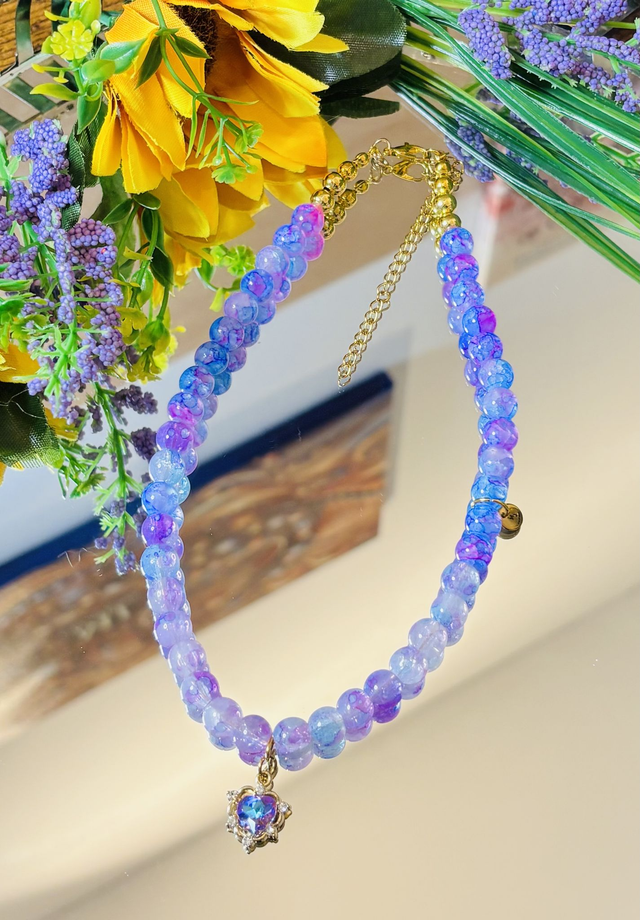 Paars-blauwe kralen ketting met hartbedel – Handgemaakte statement ketting