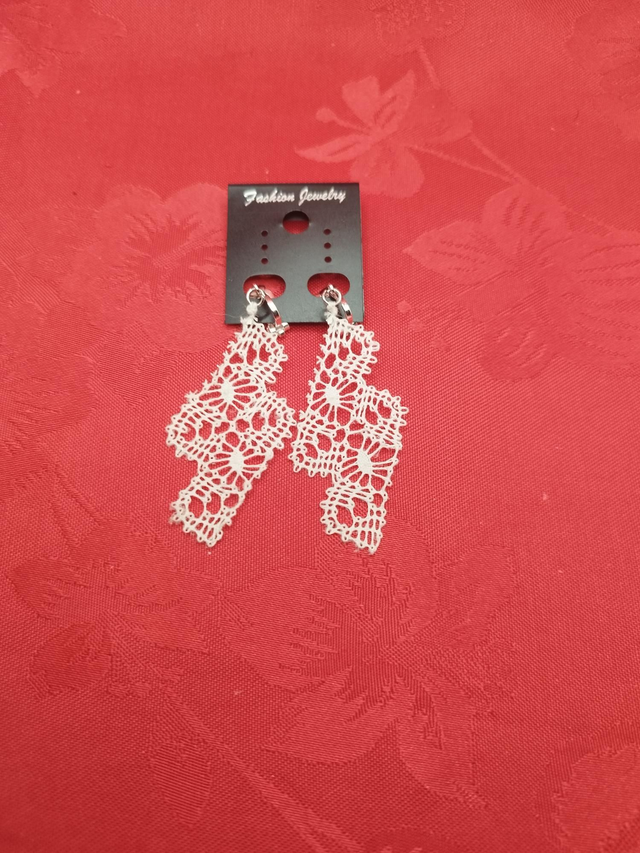 Boucles d&#039;oreilles à clips dentelle blanche 