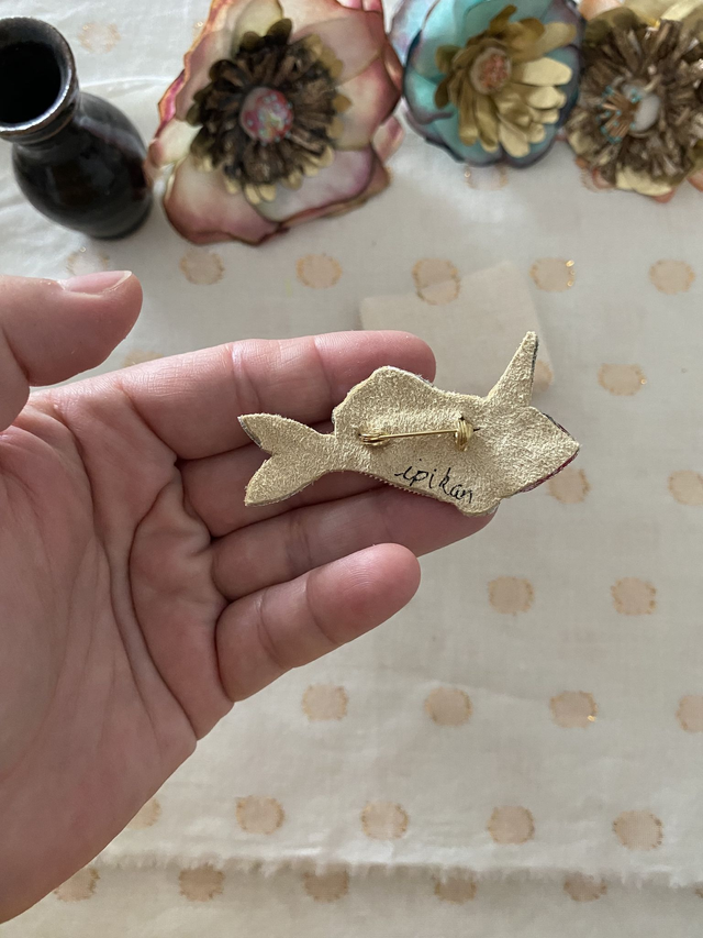 Broche brodée poisson licorne fuchsia saumon