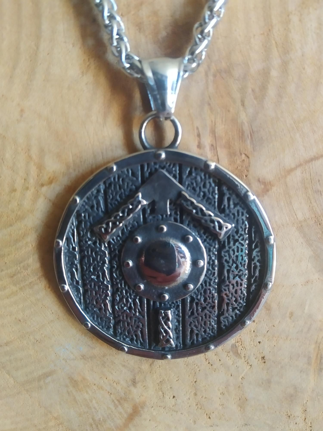 Collier bouclier nordique acier inoxydable 