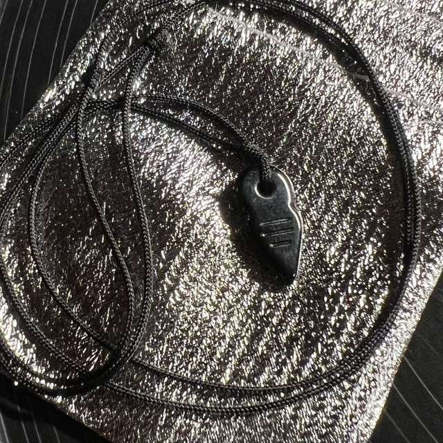 Collier Talisman Flèche Ethnique noire en Verre 