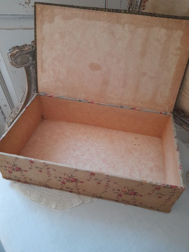 Boite ancienne en carton recouverte de tissu fleuri