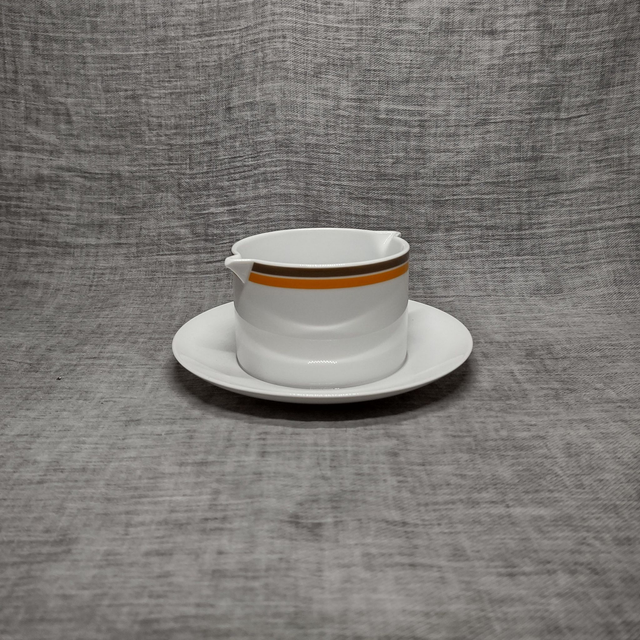 Thomas | Sauskom Juskom met vast onderbord (diameter 10,0 cm en 18,0 cm | hoogte 7,0 cm) rond in wit met bruine en oranje bies | Vintage