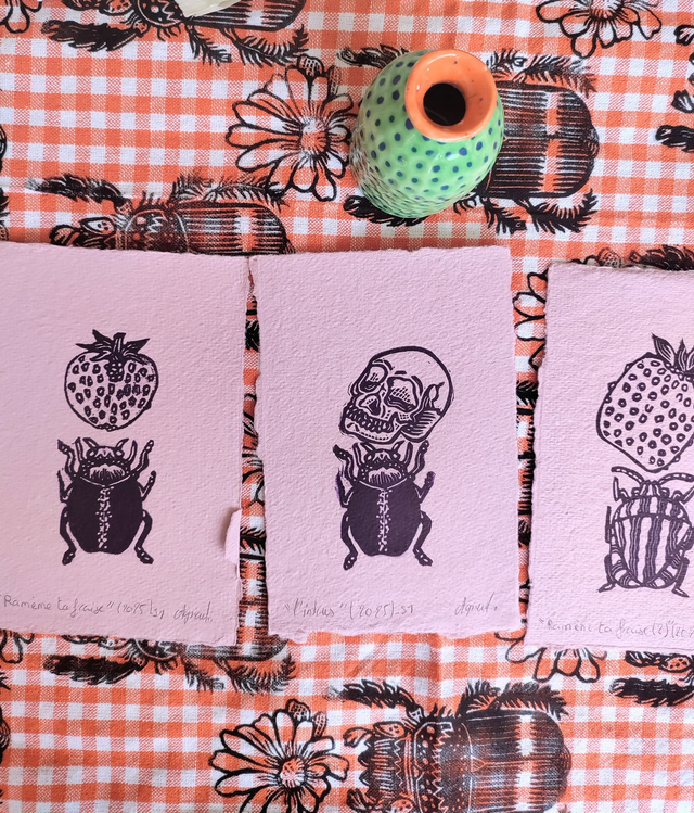 linogravure " Ramène ta fraise", scarabées et fraises 10X15 cm