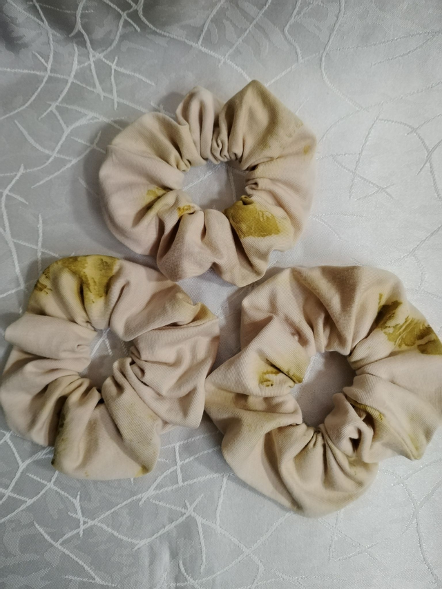 Virág lenyomatos scrunchie hajgumi