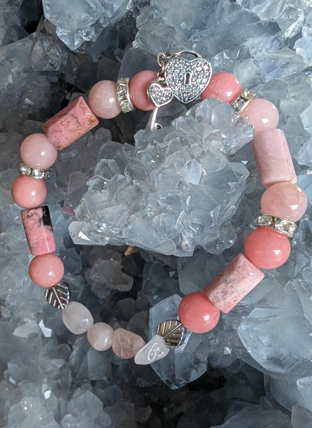 Calcédoine rose, Jade Rose, Rhodonite, et Hematite.