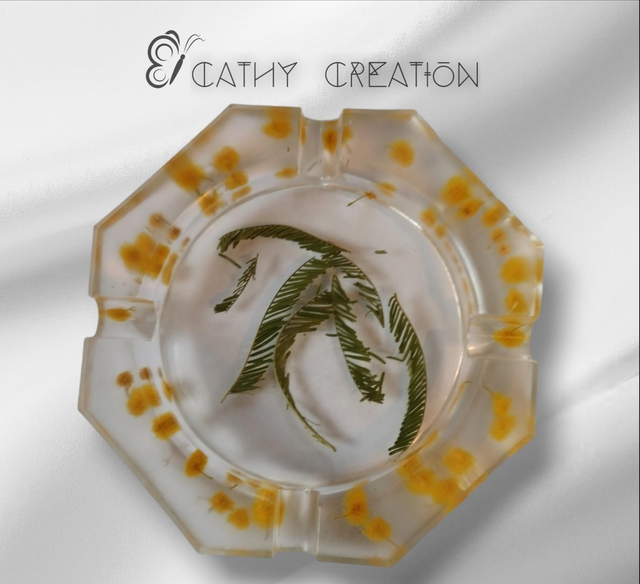 Cendrier avec inclusion de fleurs de mimosa 