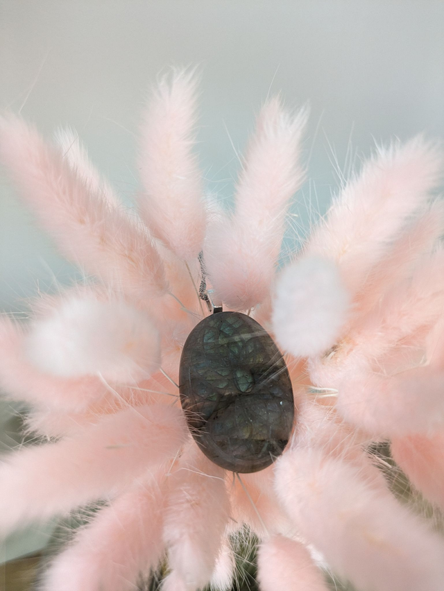 Pendentif gravé en Labradorite 🩶