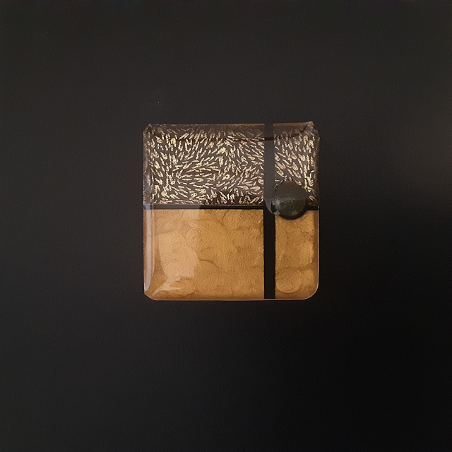 Broche petit carré collection élégance-fond or-bande impression or et bronze-cabochon vert sombre