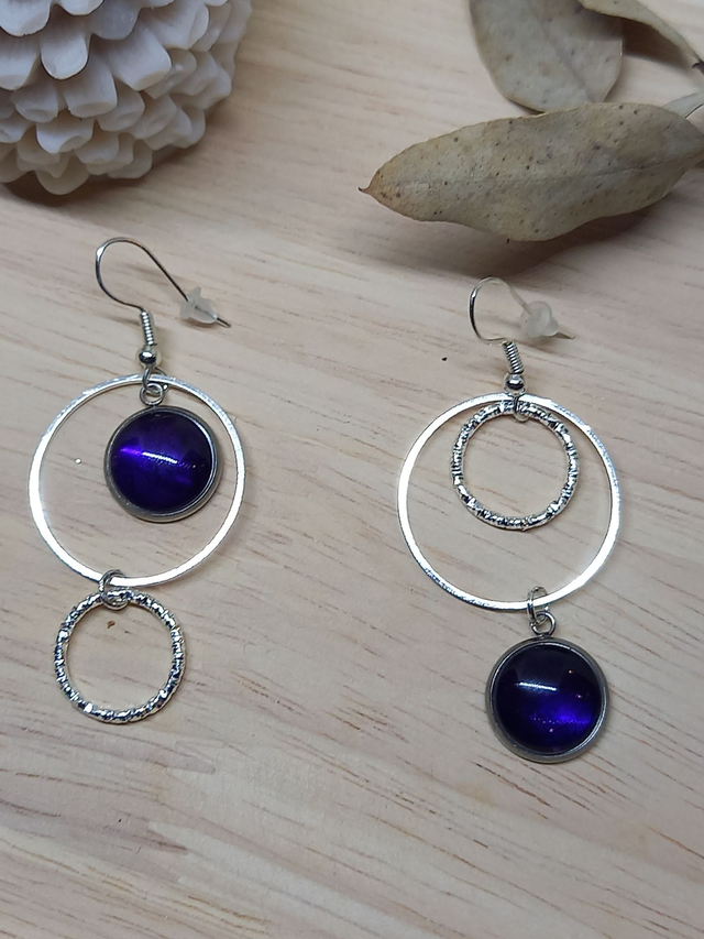 Boucles d&#039;oreilles asymétriques - cabochon rond violet foncé /  cercles fin et texturé argenté 