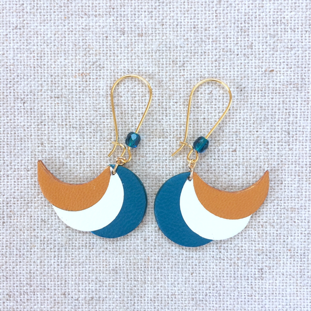 Boucles d’oreilles « Valse » dorées, cuirs bleu canard/ blanc/ ocre 