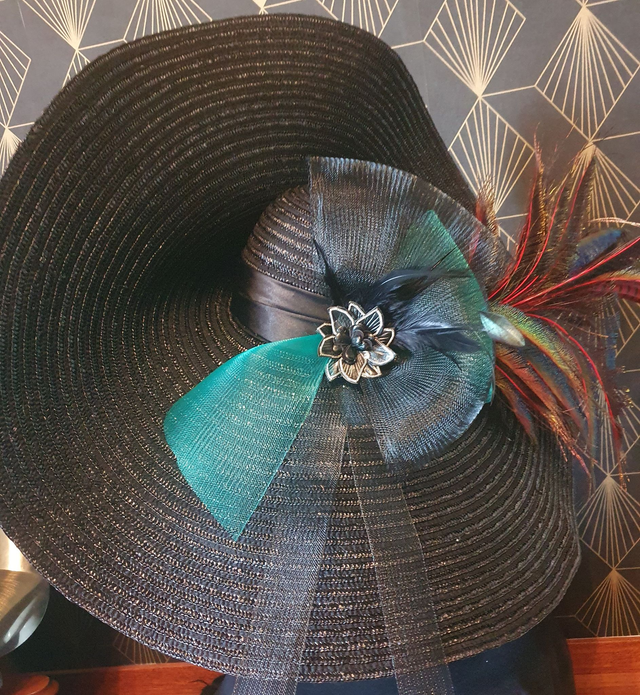 Grande capeline en paille noire extravagante