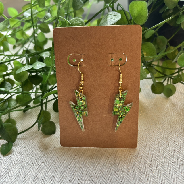 Boucles d’oreilles résine motif éclair vertes et doré