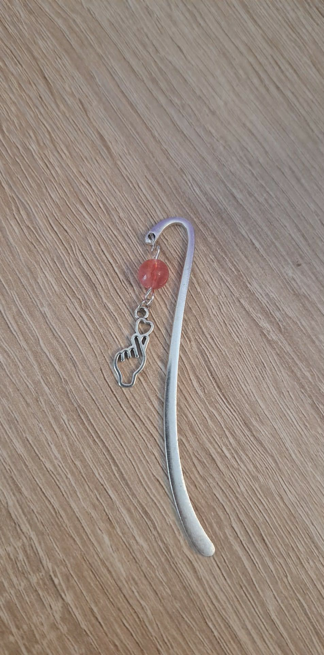 Marque-page en métal avec cœur et perle rouge