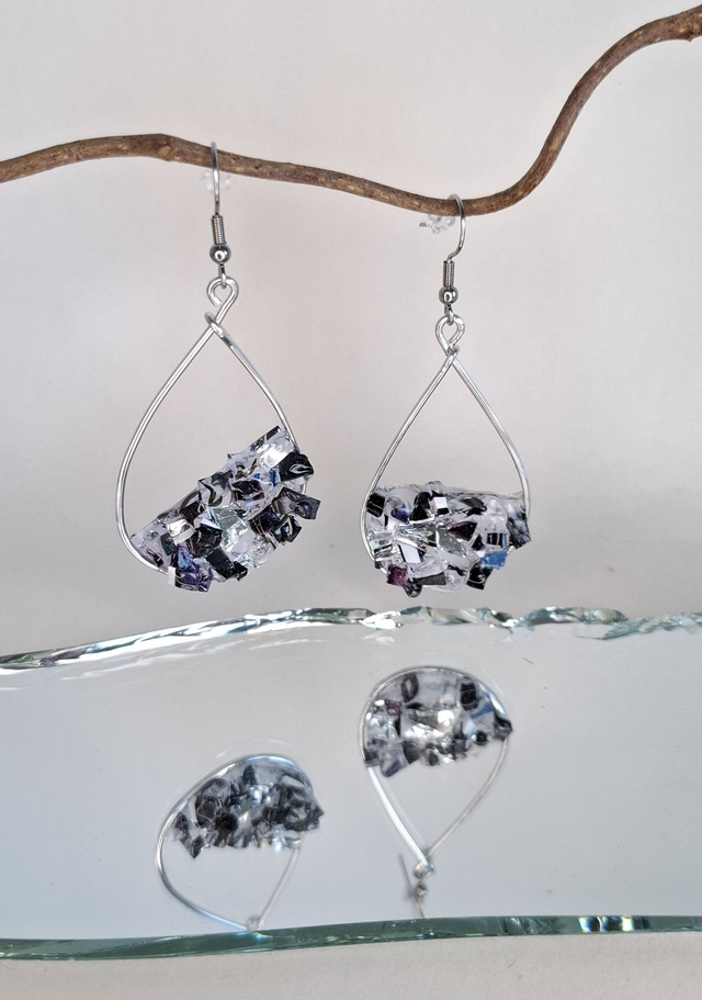 Pitelemätön - Ei voita pimeä, korvakoru roikkuva