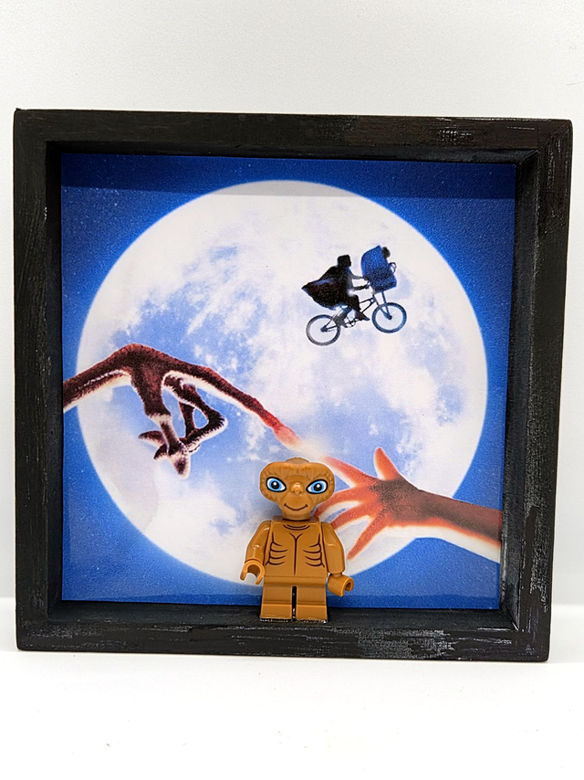 Cadre en bois avec lego - E.T