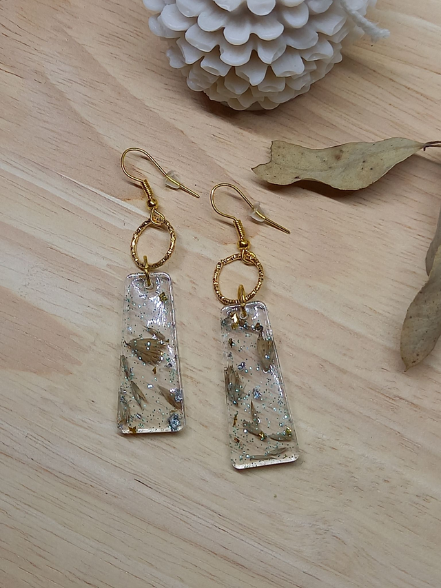 Boucles d&#039;oreilles Résine - forme résine avec paillettes / herbes sèches et cercle métal