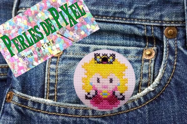 Princesse Peach badge ou porte clé brodé à la main  pixel art 