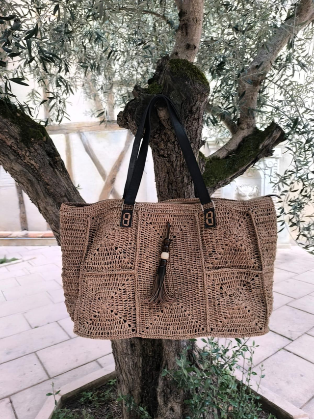 Sac cabas artisanal en raphia marron et pompom perle