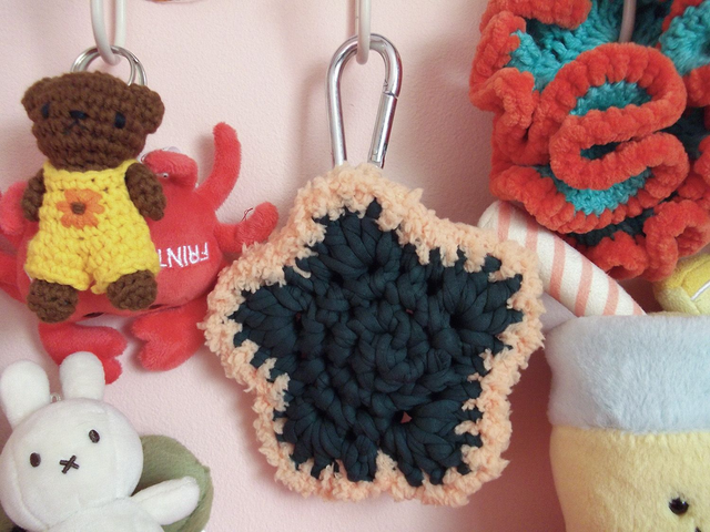 Dark Green and Peach T-shirt Star Carabiner