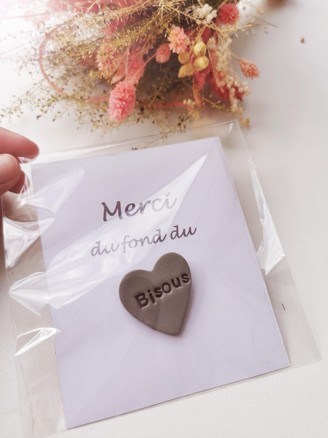Pin's argile "bisous" gris