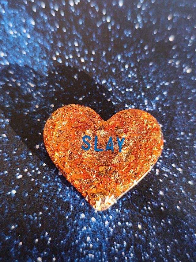 Broche cœur à paillettes - message : SLAY