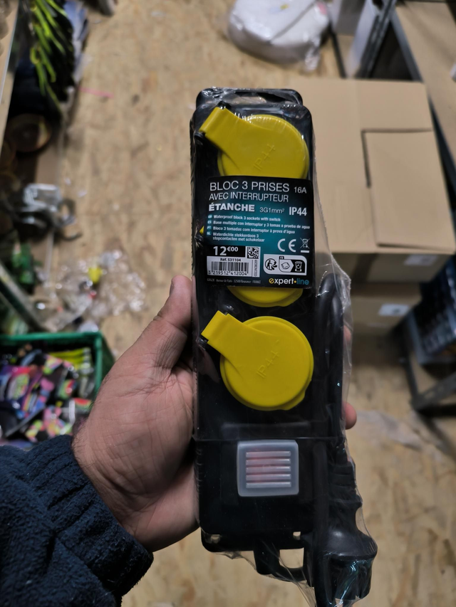 BLOC 3 PRISES AVEC INTERRUPTEUR ETANCHE