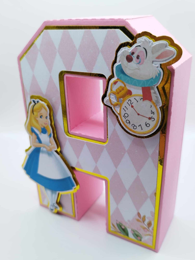 Lettre initiale 3D thème "Alice" (fond rose)