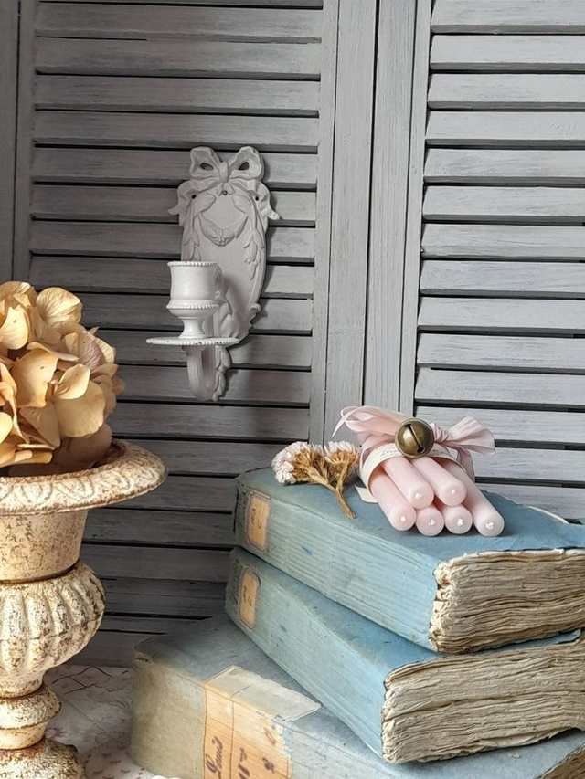 Bougeoir mural en métal patiné style Louis XVI