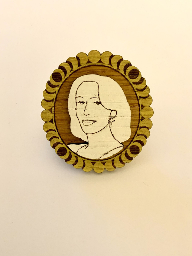 Broche camée « Mona Chollet »