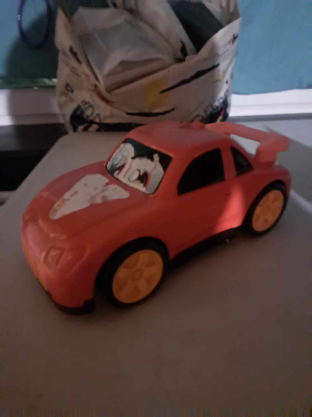 Grosse voiture rouge 