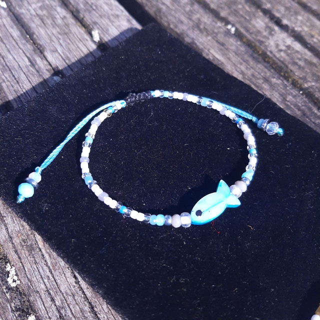 Superbe Bracelet Femme motif Poisson en nacre blanc irisant, couleurs Bleu et Gris, Transparent sur nœud coulissant  