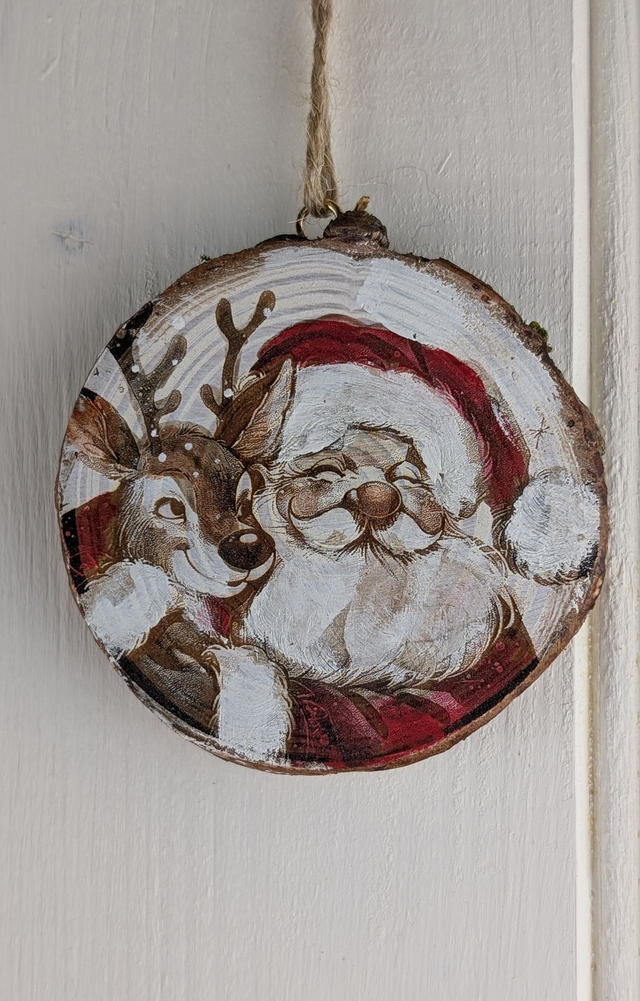 Santa, reindeer friendship - Log slice