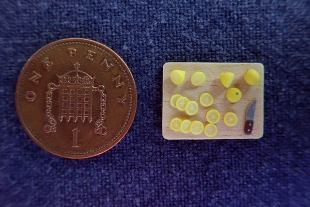 Lemons on Chopping Board (1/24th scale)